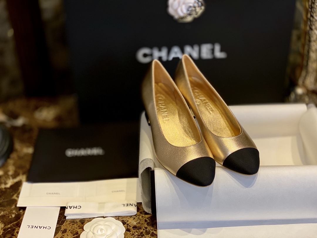 [팬더샵] 샤넬 CC 로고 더블캡토 이집트 패턴 청키 펌프스 힐 4.5cm Chanel