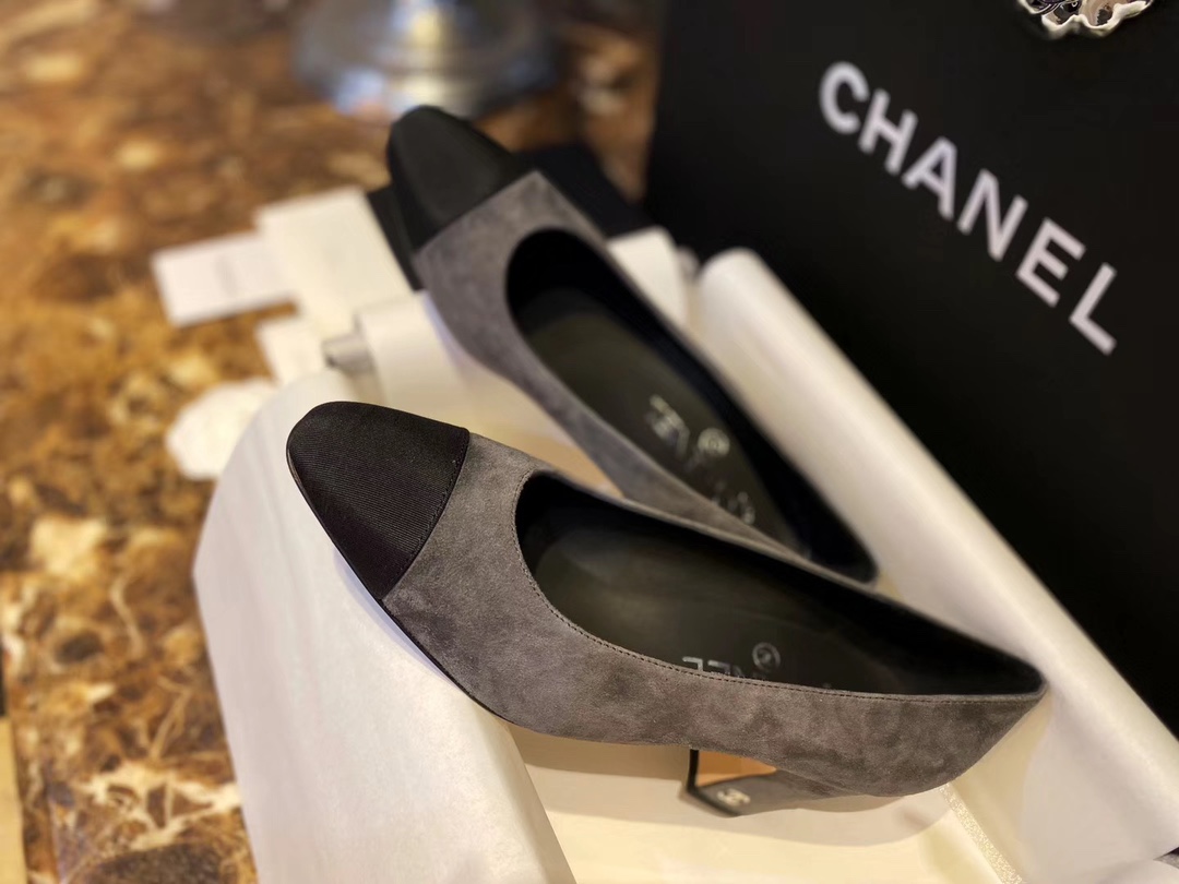 [팬더샵] 샤넬 CC 로고 스웨이드 배색 다크 그레이 청키 구두 6.5cm Chanel