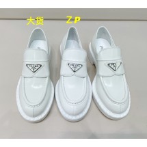 [327] 프라다 레더 앞 모노그램 세모 단색 로퍼 3cm 화이트 Prada