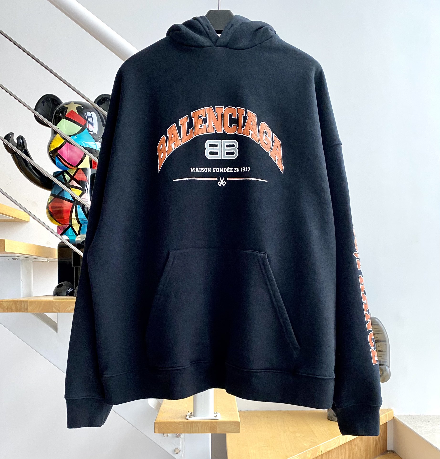 [계단집] 발렌시아가 레드 모노그램 1917 BB 앞 포켓 후드티 블랙 balenciaga