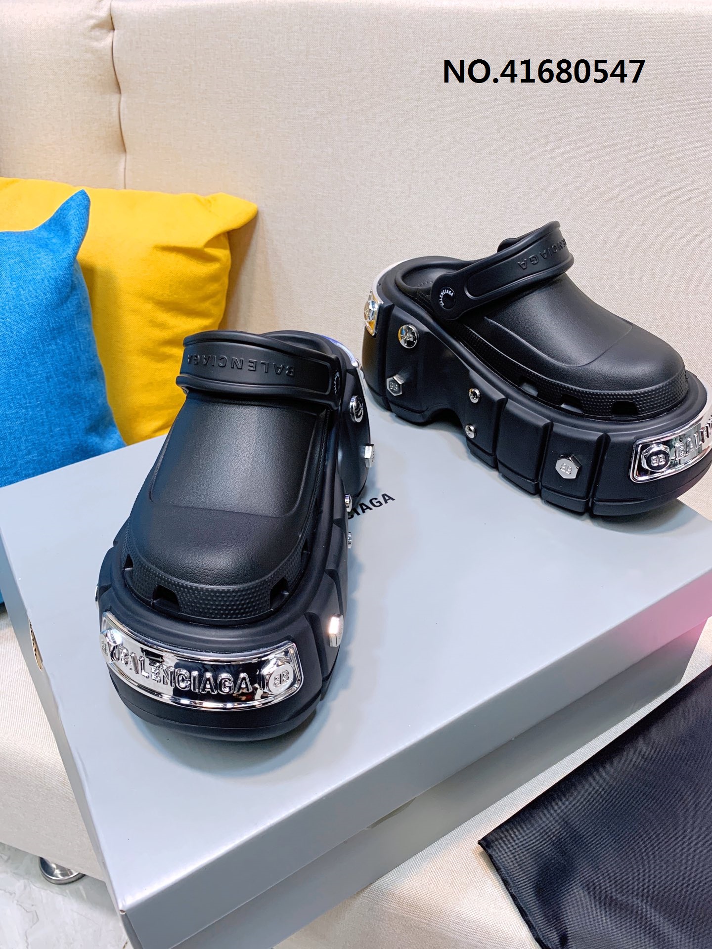 [AN3] 발렌시아가 크록스 나사장식 샌들 블랙 11cm balenciaga Crocs