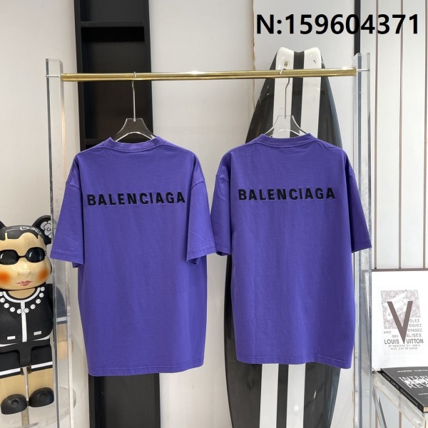 V공장 발렌시아가 검정 모노그램 자수 반팔티 퍼플 balenciaga