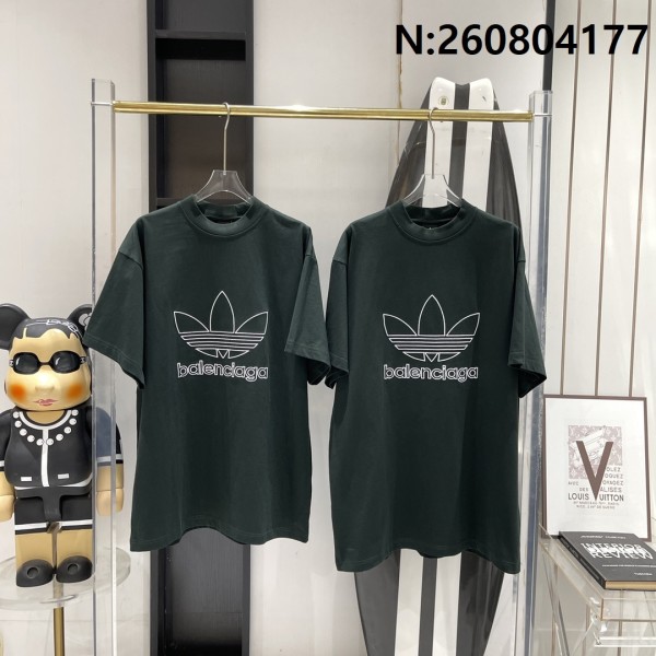 V공장 발렌시아가 아디다스 23SS 로고 자수 반팔티 다그 초록색 balenciaga adidas