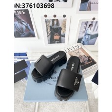 [327] 프라다 세모 모노그램 양가죽 통굽 슬리퍼 샌들 블랙 5.5cm Prada