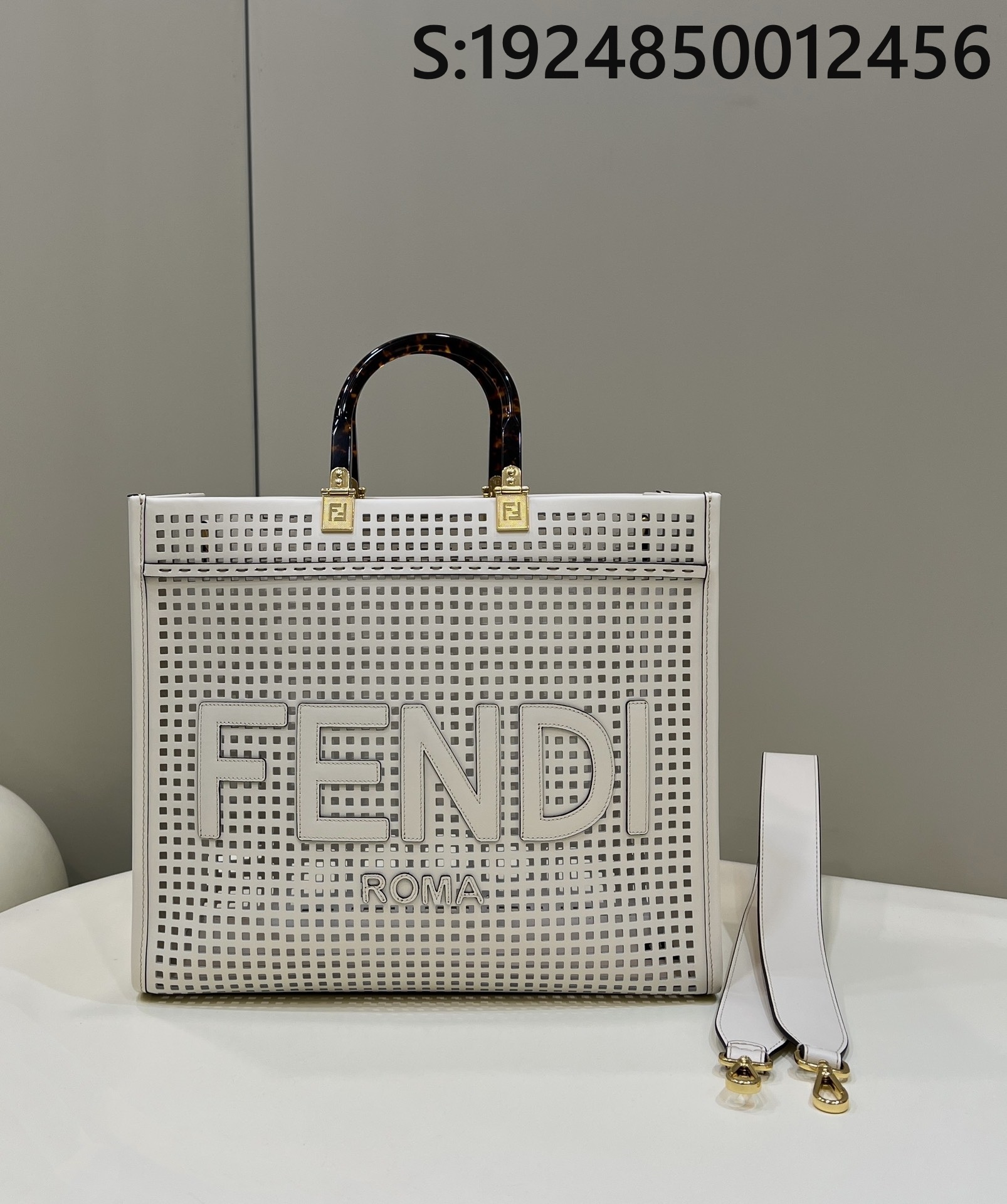 [니콜] 펜디 선샤인 미디엄 누공 쇼퍼백 37*13.5*32cm 8BH372 Fendi