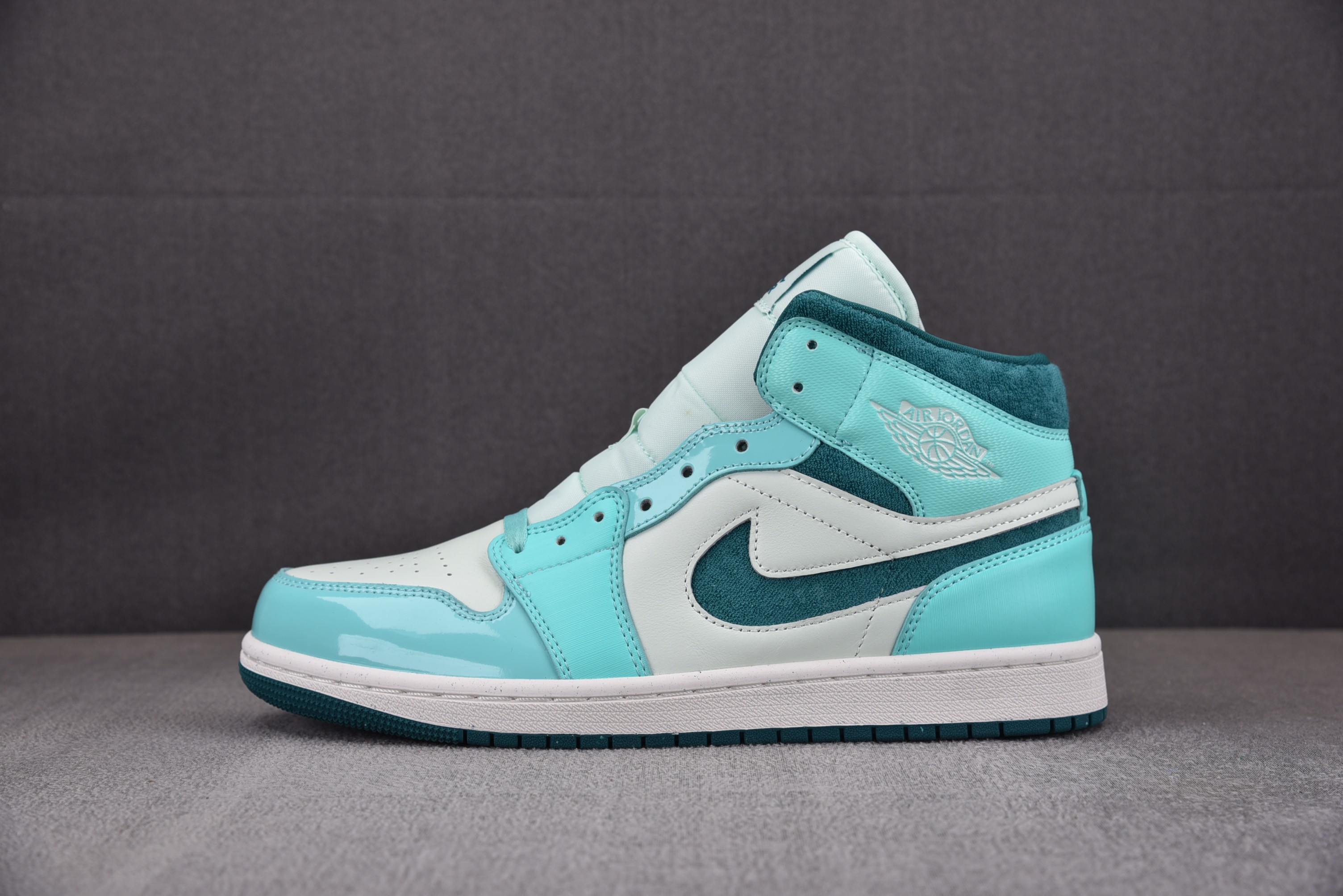 [CJ]에어 조던 1 미드 WMNS Air Jordan 1 Mid Bleached Turquoise 블리치 터키석 DZ3745-300