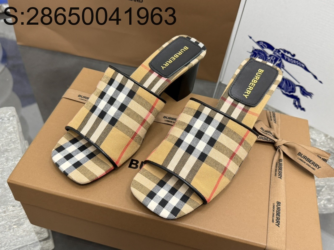 [152] 버버리 여성용 모노그램 패치 체크 힐 뮬 슬리퍼  2컬러 burberry