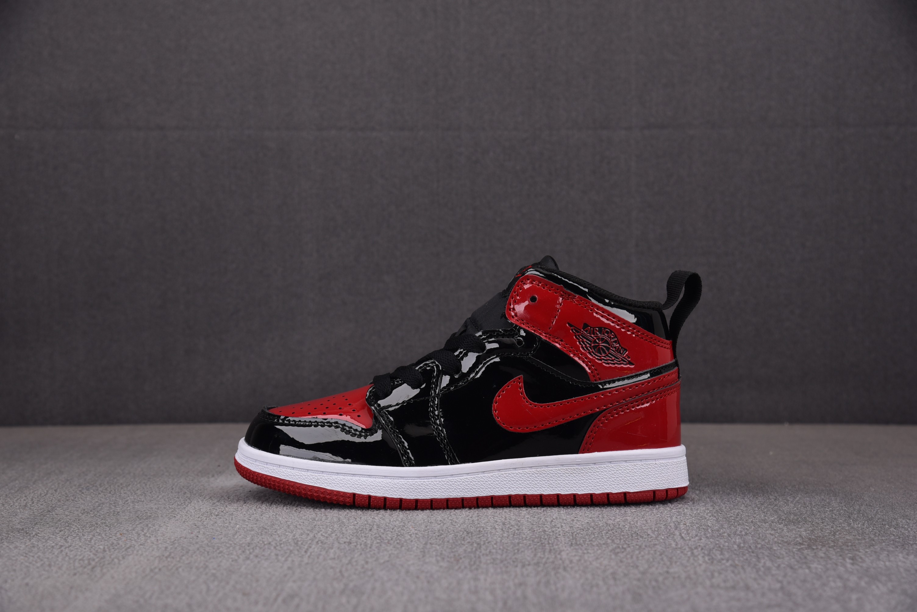 에어 조던 1 미드 Air Jordan 1 Mid（GS）아동 검빨 640734-074