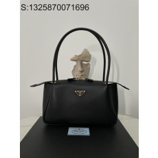 black frame 공장 프라다...