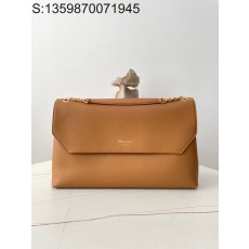 black frame 공장 프라다...