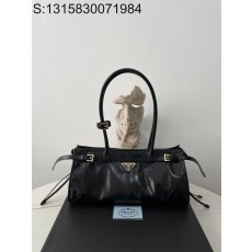 black frame 공장 프라다...