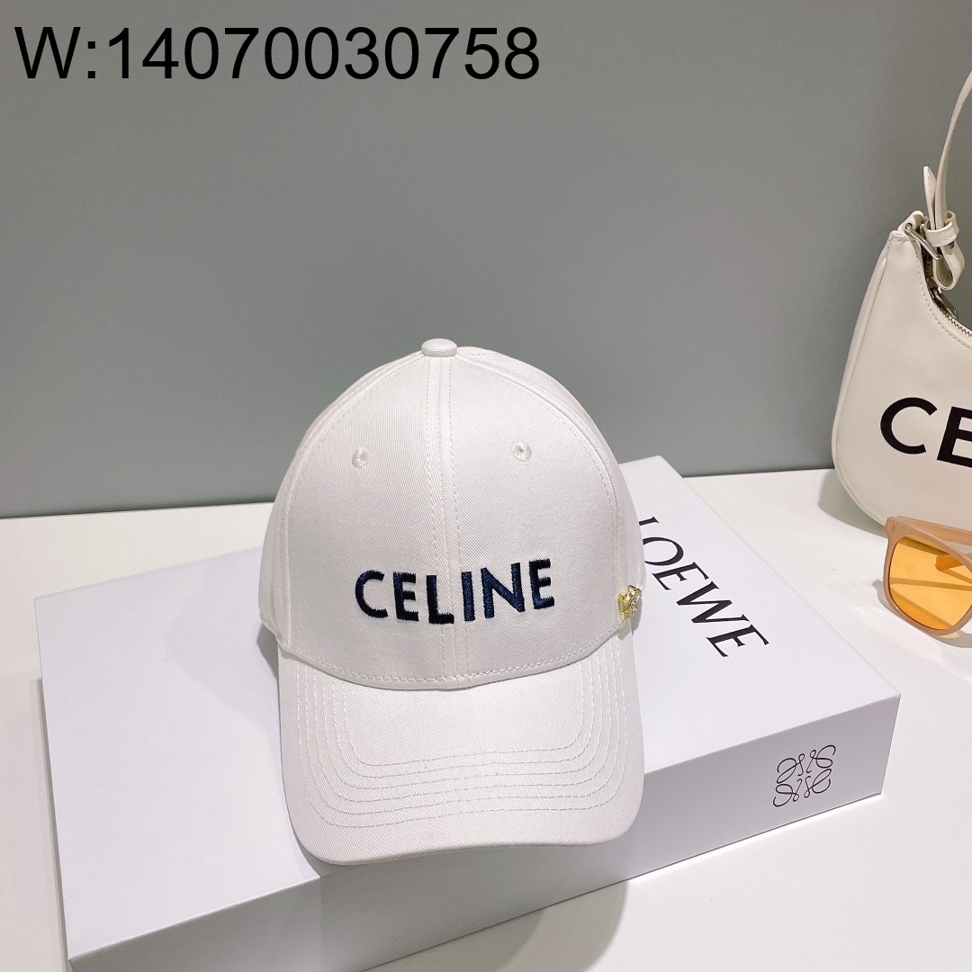 AGG 셀린느 모노그램 골드 로고 모자 화이트