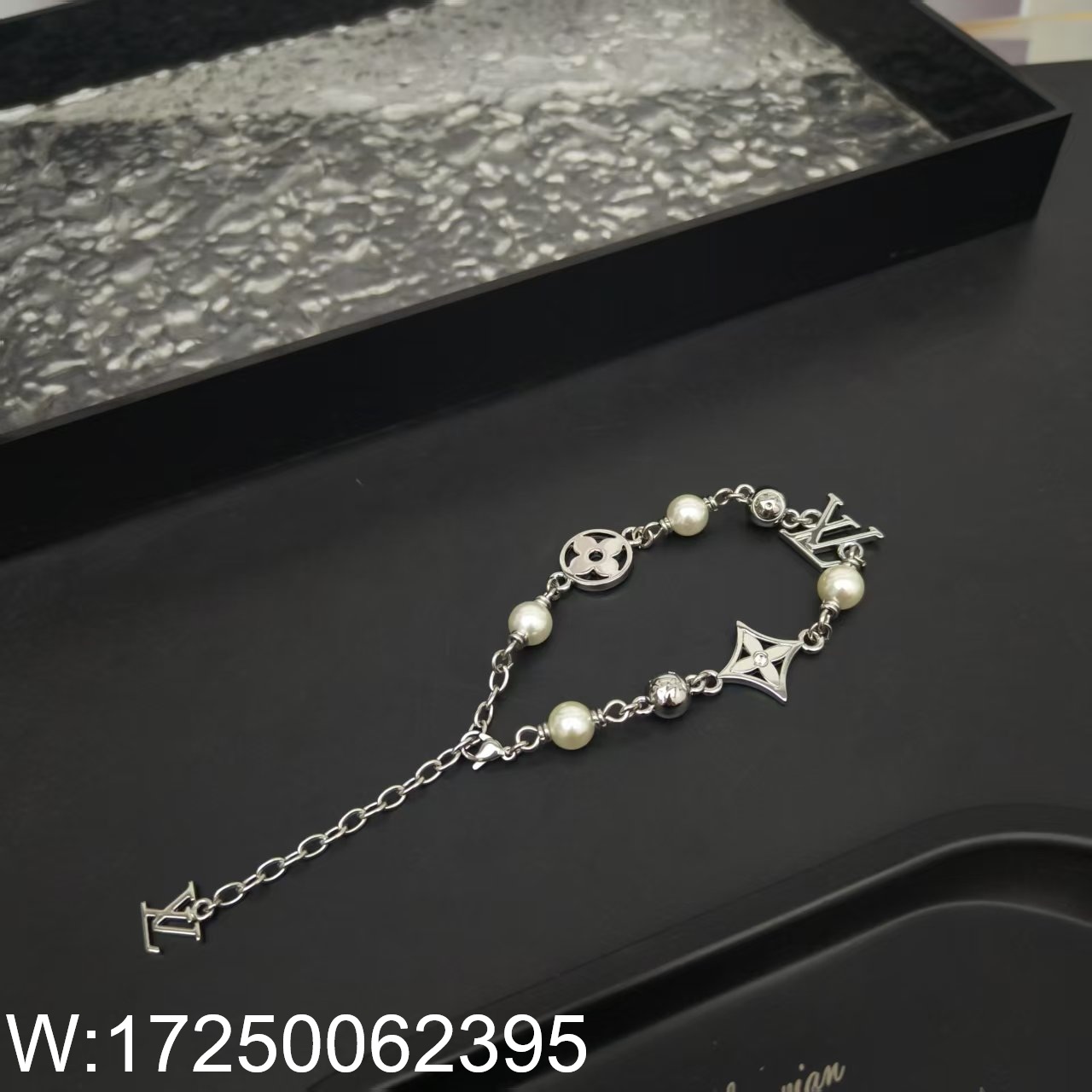 AGG 루이비통 LV 펄 팔찌 화이트 M1384A