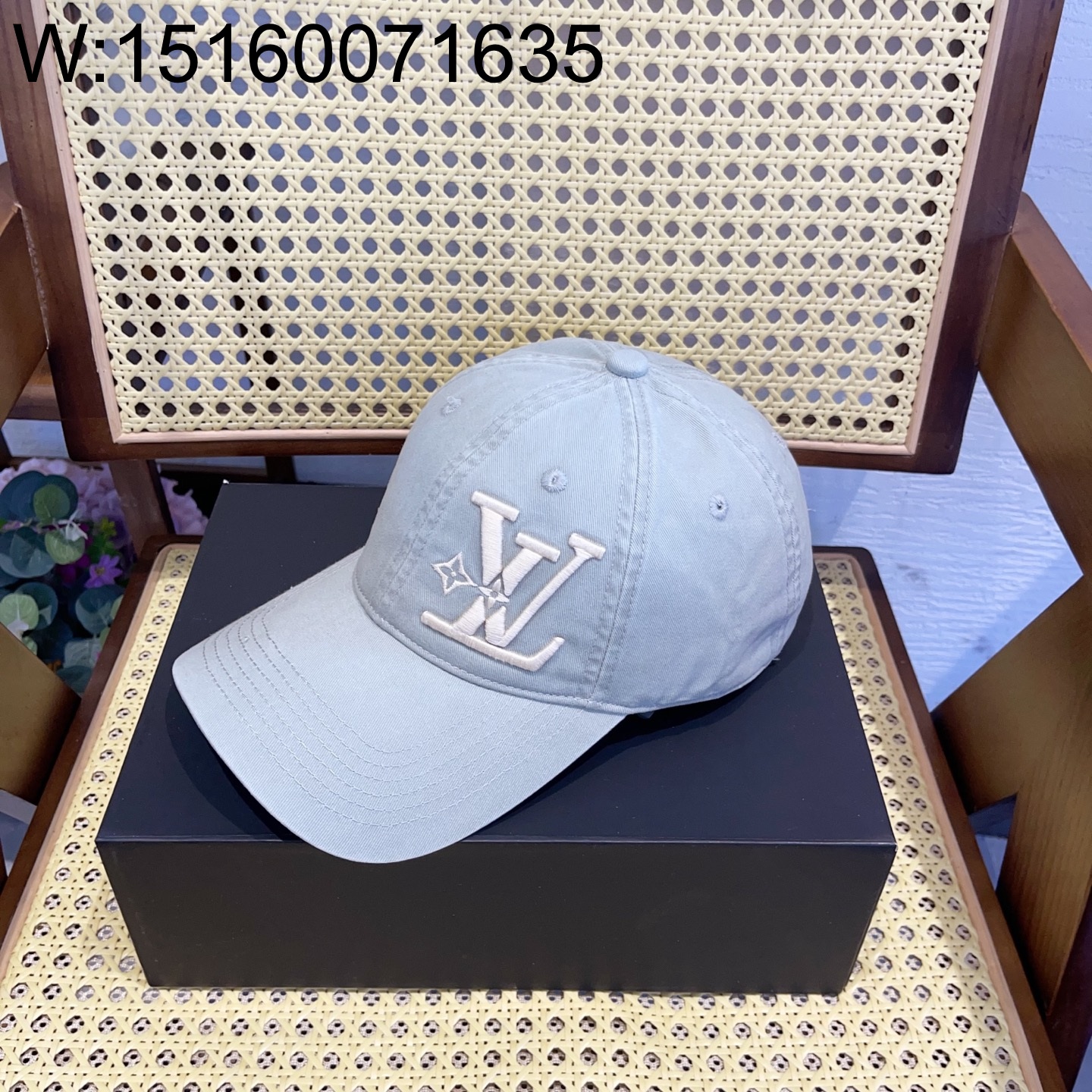 AGG 루이비통 흰색 LV 자수 볼캡 모자 스카이 블루