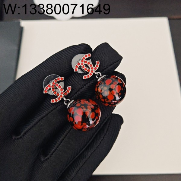 AGG 샤넬 CC로고 유리 구슬 귀걸이 레드