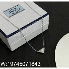 AGG 프라다 큐빅 삼각형 펜던트...