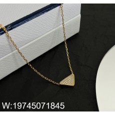 AGG 프라다 큐빅 삼각형 펜던트...