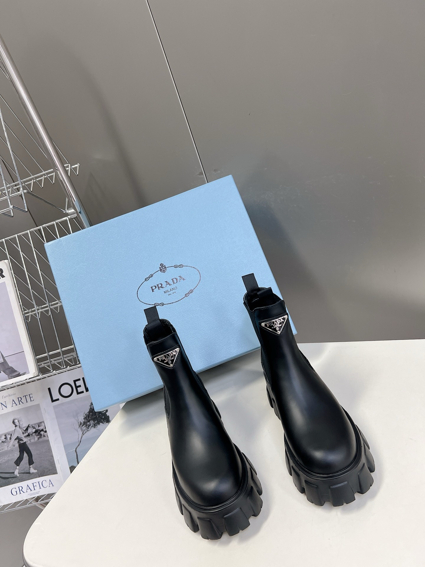 AN3 프라다 26FW 모놀리스 브러쉬드 첼시 부츠 블랙 6cm